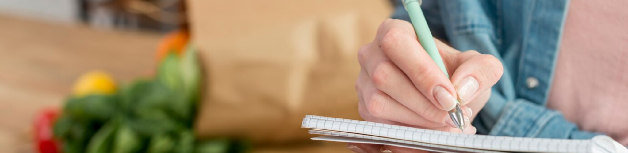 persona-haciendo-lista-de-la-compra-super-comparador-precios